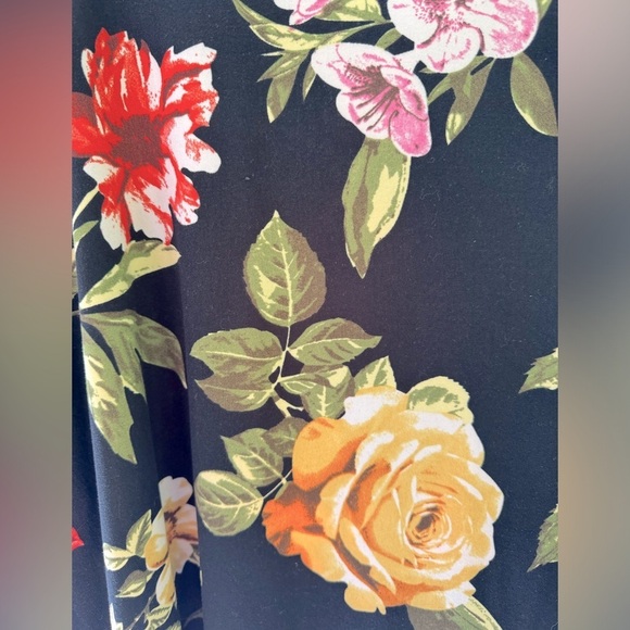 NWOT Heart 💜 Hips Black with floral print size Lg soft dress & back criss cross - Picture 4 of 8